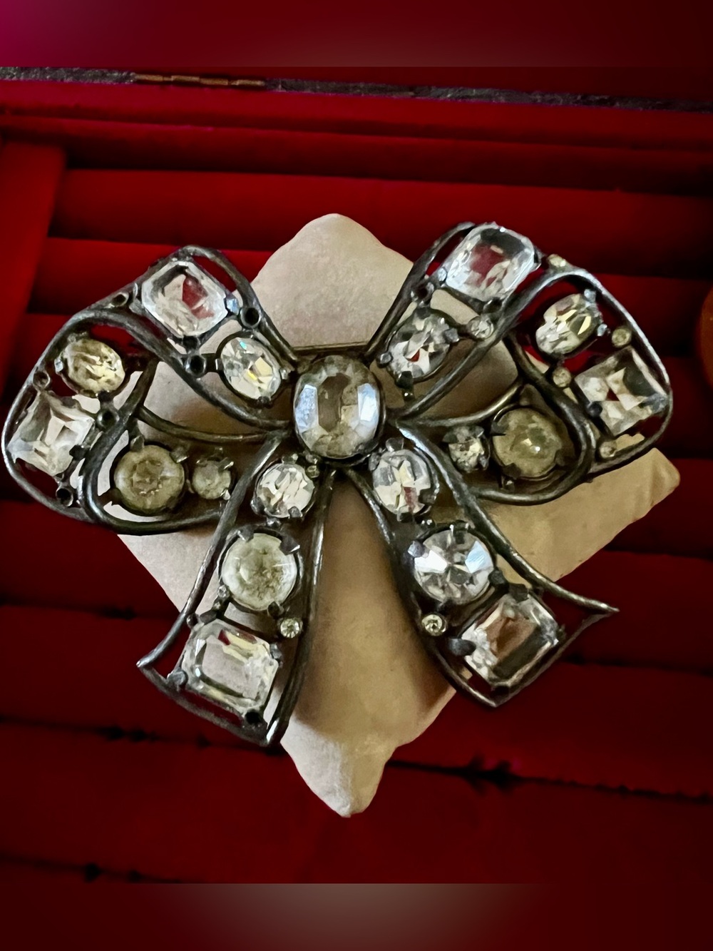 VINTAGE AUSTRIAN ? CRYSTAL VIBRANT BOW RHINESTONE BROOCH